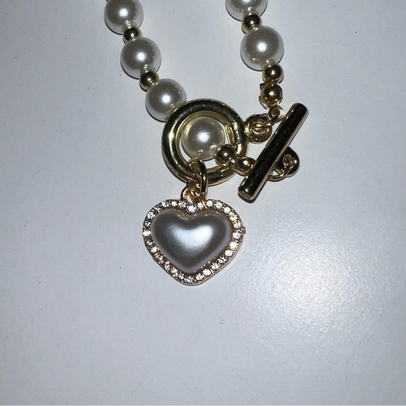 FINAL SALE | faux pearl necklace with a gold heart pendant - Picture 2 of 6